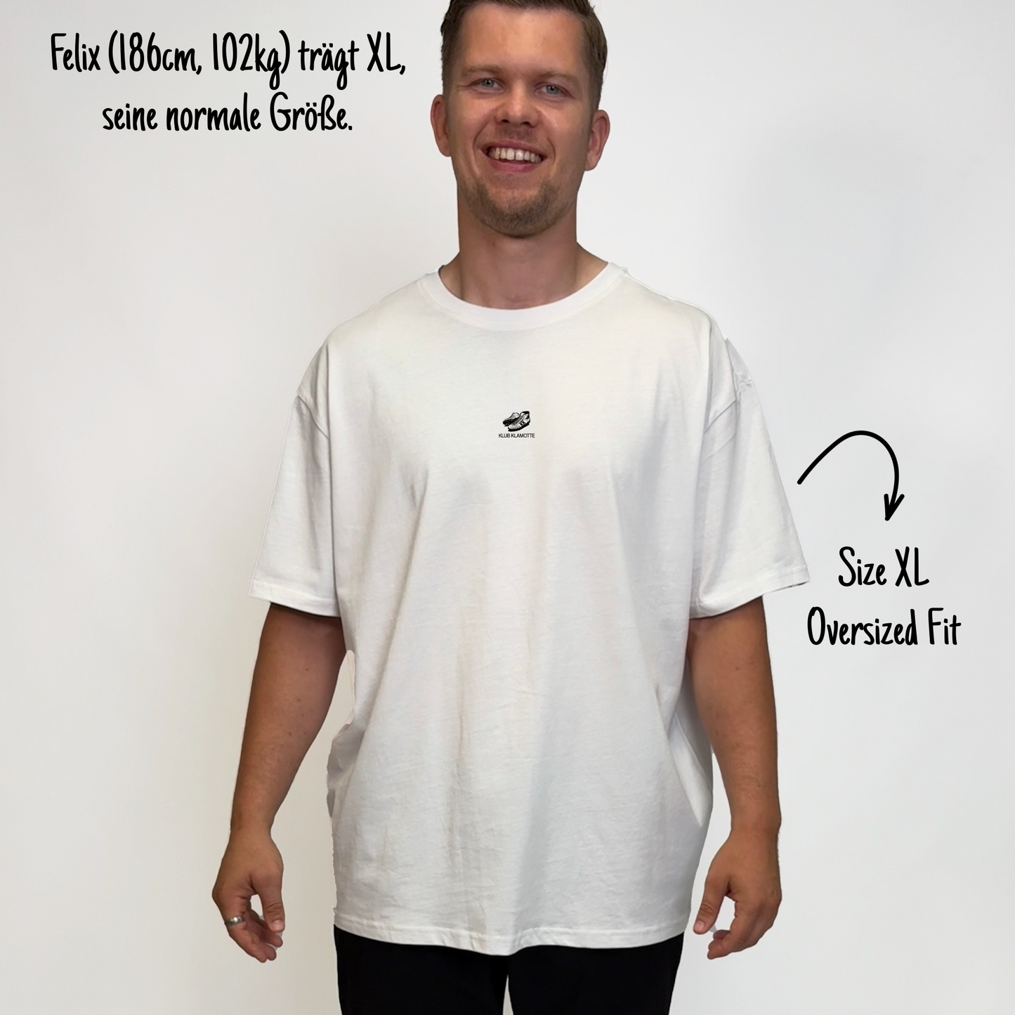 Felix (186cm, 102kg) trägt das weiße The Essentials Tee in XS. Man sieht das Model von vorne. Das Shirt ist oversized geschnitten und hat einen kleinen schwarzen Print auf der Brust: ein Paar Rugbyschuhe und das Schriftlogo Klub Klamotte.