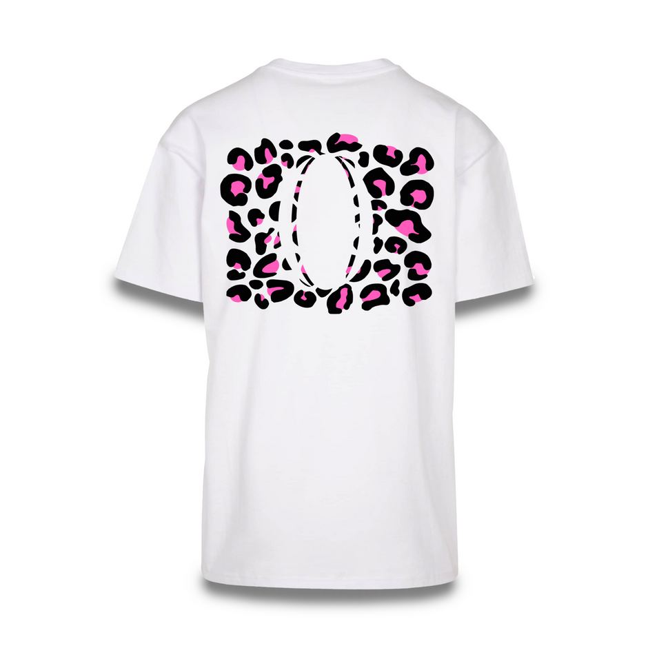 Mockup der Rückenansicht des weißen Klub Leo Tee mit pinkem Print