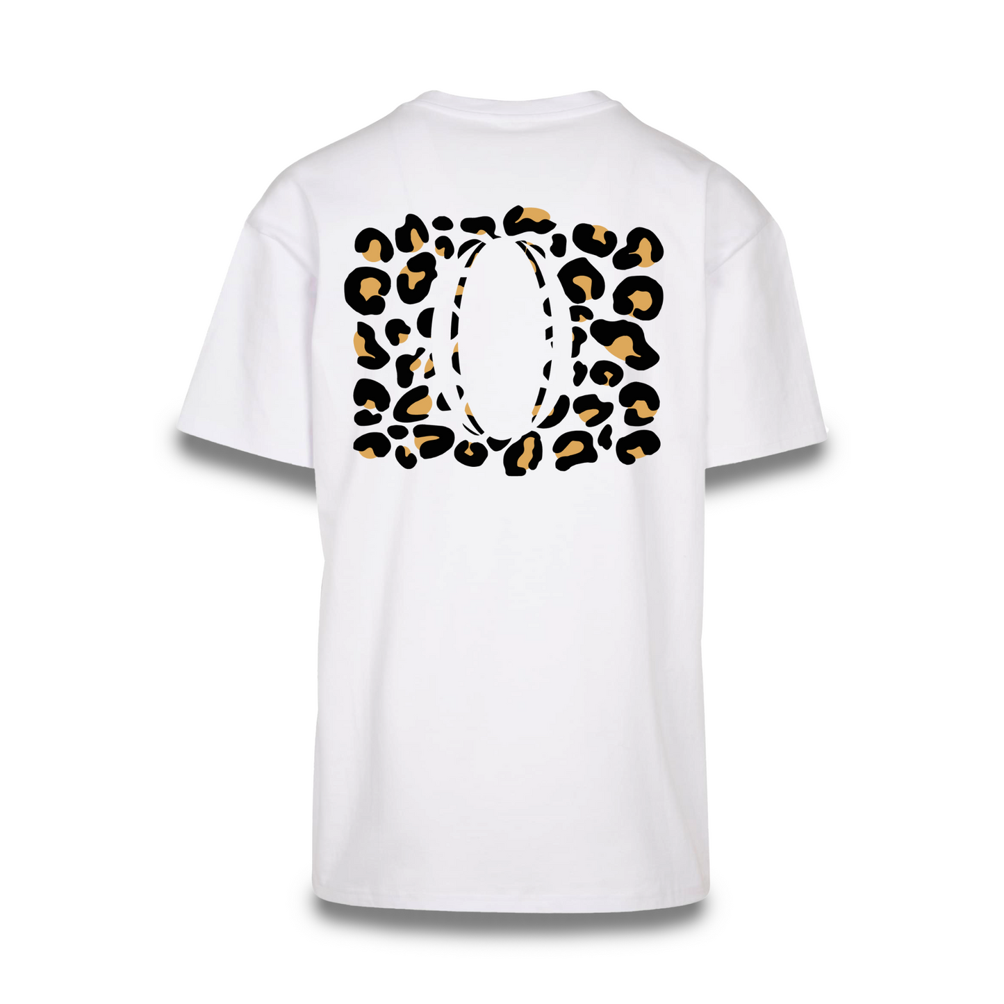 Mockup der Rückenansicht des weißen Klub Leo Tee mit sandfarbenem Print