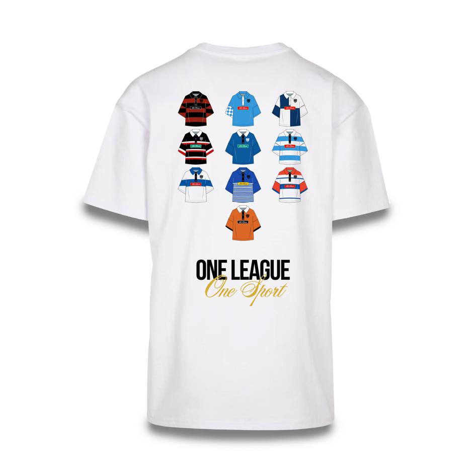 Mockup der Rückansicht des weißen Klub One League Tee mit großem Print auf dem Rücken: Zehn Rugby Trikots aus der 1.Bundesliga Rugby Deutschland und darunter in schwarzer Schrift und in Großbuchstaben ONE LEAGUE, sowie darunter in goldener kalligraphischer Schrift: One Sport.