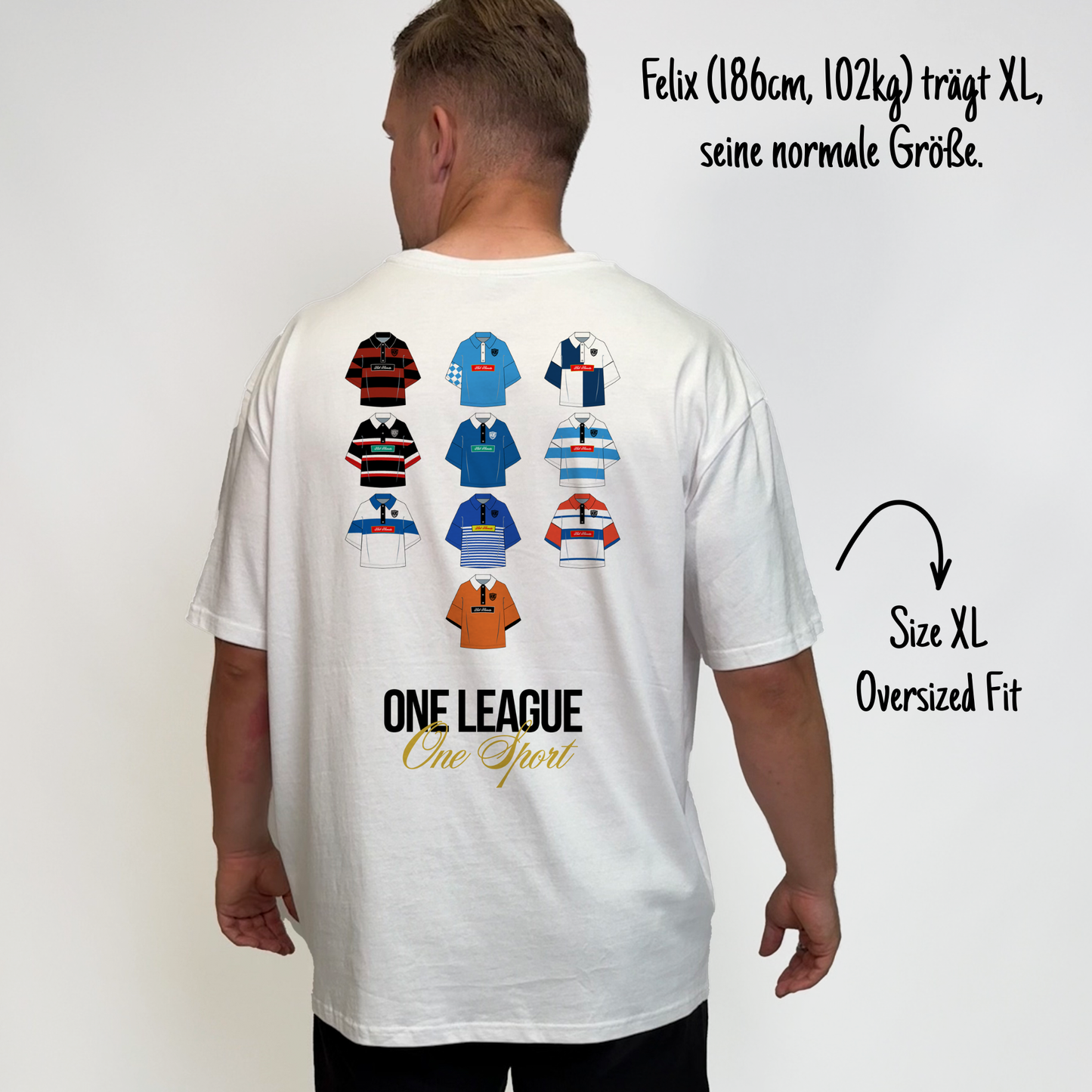 Felix (186cm, 102kg) trägt das weiße Klub Font Tee in XL. Man sieht das Model von hinten. Das Shirt ist oversized geschnitten und hat einen großen Print auf dem Rücken: Zehn Rugby Trikots aus der 1.Bundesliga Rugby Deutschland und darunter in schwarzer Schrift und in Großbuchstaben ONE LEAGUE, sowie darunter in goldener kalligraphischer Schrift One Sport.