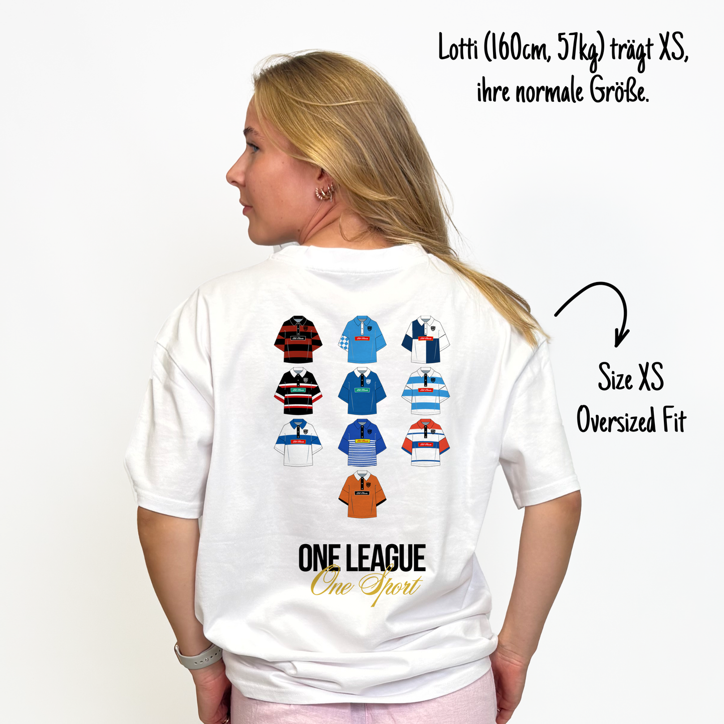 Lotti (160cm, 57kg) trägt das weiße One League Tee in XS. Man sieht das Model von hinten. Das Shirt ist oversized geschnitten und hat einen großen Print auf dem Rücken: Zehn Rugby Trikots aus der 1.Bundesliga Rugby Deutschland und darunter in schwarzer Schrift und in Großbuchstaben ONE LEAGUE, sowie darunter in goldener kalligraphischer Schrift One Sport.