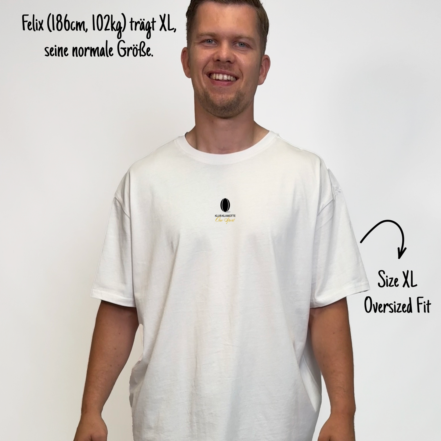 Felix (186cm, 102kg) trägt das weiße Klub Font Tee in XL. Man sieht das Model von hinten. Das Shirt ist oversized geschnitten und hat einen kleinen schwarzen Print auf der Brust: das Klub Klamotte Logo. Darunter in goldener kalligraphischer Schrift One Sport.