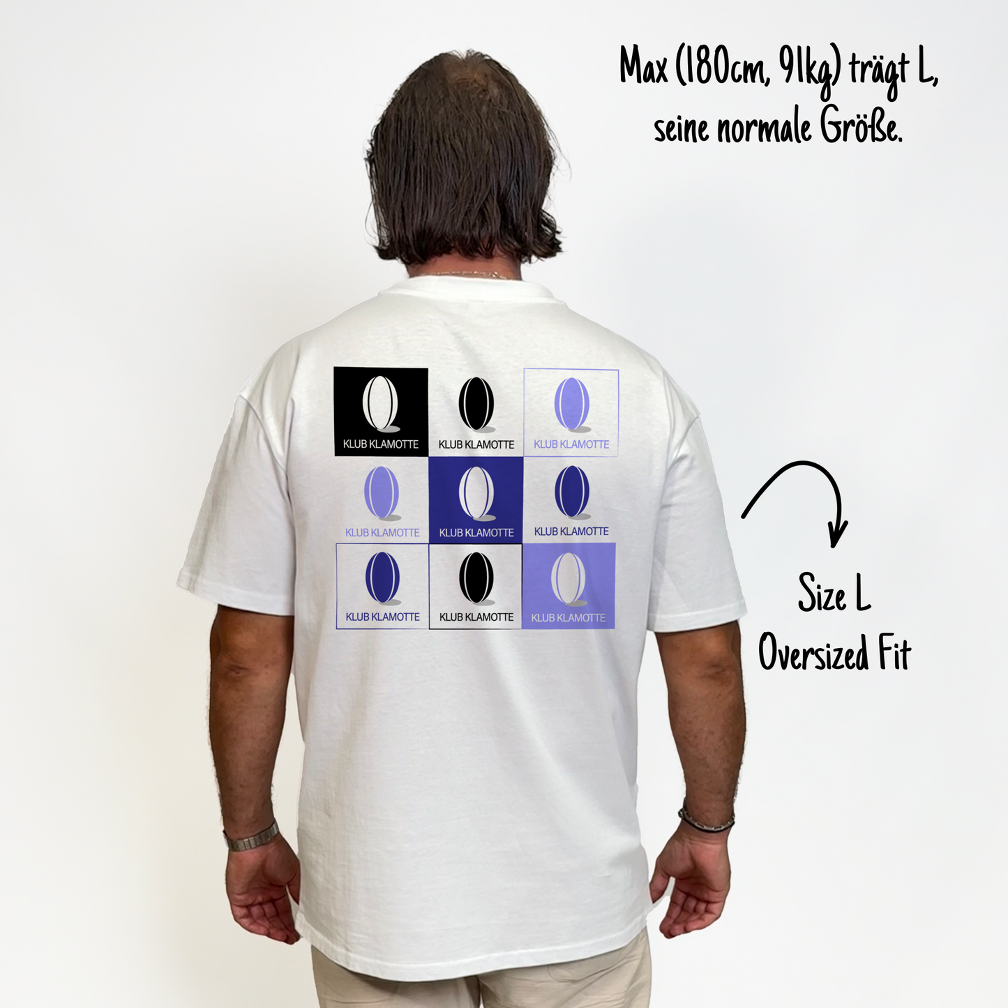 Max (180cm, 91kg) trägt das weiße Klub Print Tee in L. Man sieht das Model von hinten. Das Shirt ist oversized geschnitten und hat einen großen weißen Print auf dem Rücken: eine Reihe von 3 mal 3 Quadraten, in jedem das Klub Klamotte Logo, welches einen Rugbyball und den Schriftzug Klub Klamotte darstellt. Die Quadrate haben alle eine unterschiedliche Farbe, entweder schwarz oder verschiedene Lila-Töne.