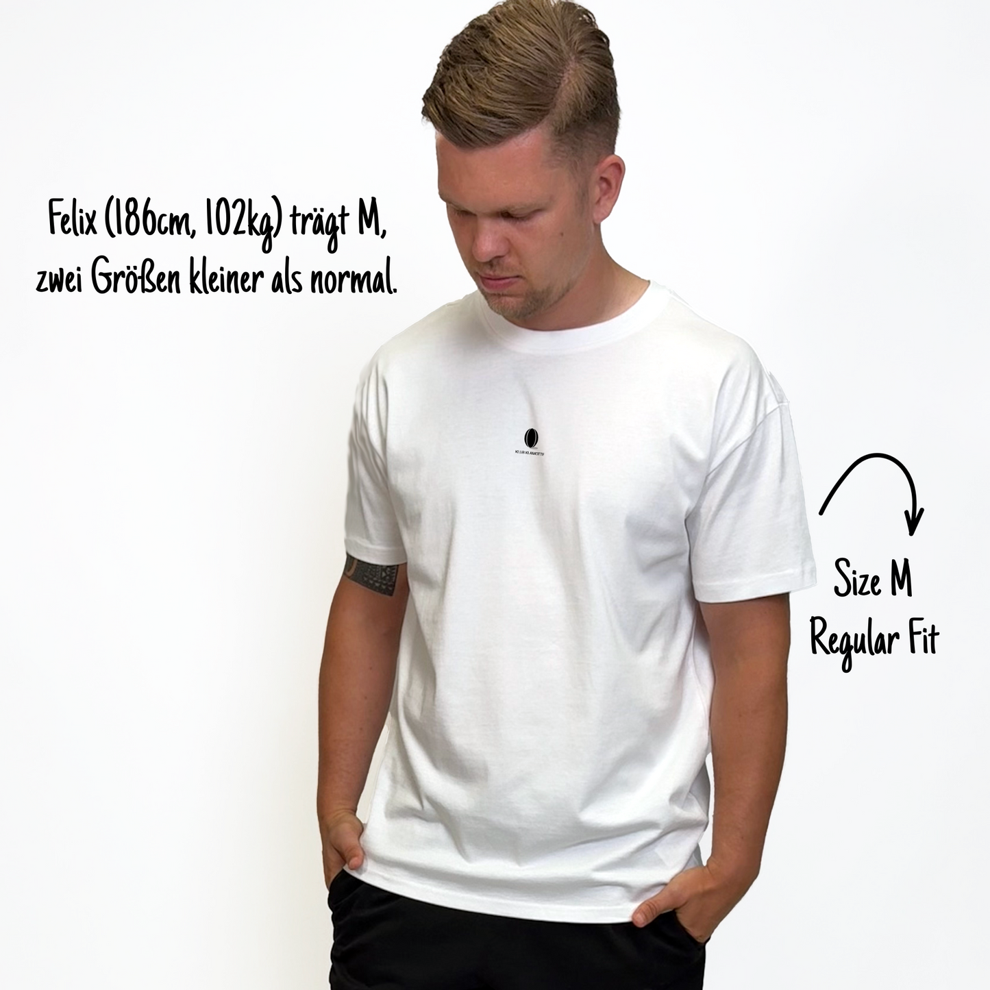 Felix (186cm, 102kg) trägt das weiße Slow Sunday Rugby Club Tee in M. Man sieht das Model von vorne. Er trägt das Shirt im Regular Fit, zwei Größen kleiner als normal. Das Shirt hat einen kleinen Print auf der Brust: das schwarze Klub Klamotte Logo.
