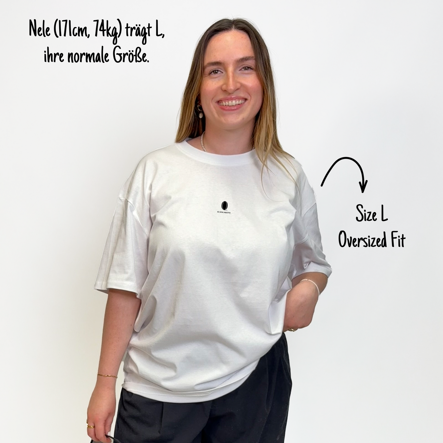 Nele (171cm, 74kg) trägt das weiße The Slow Sunday Rugby Klub Tee in L. Man sieht das Model von vorne. Das Shirt ist oversized geschnitten und hat einen kleinen Print auf der Brust: das schwarze Klub Klamotte Logo.