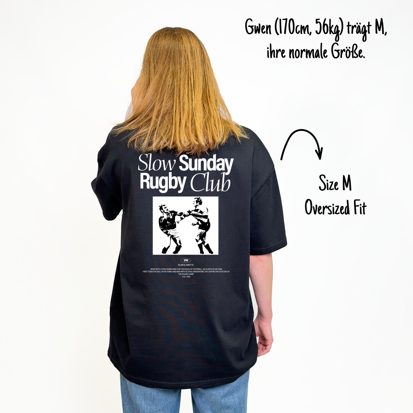 Gwen (170cm, 56kg) trägt das schwarze Slow Sunday Rugby Club Tee in M. Man sieht das Model von hinten. Das Shirt ist oversized geschnitten und hat einen großen weißen Print auf dem Rücken: der Schriftzug Slow Sunday Rugby Club Tee und zwei Rugbyspieler im Streit.