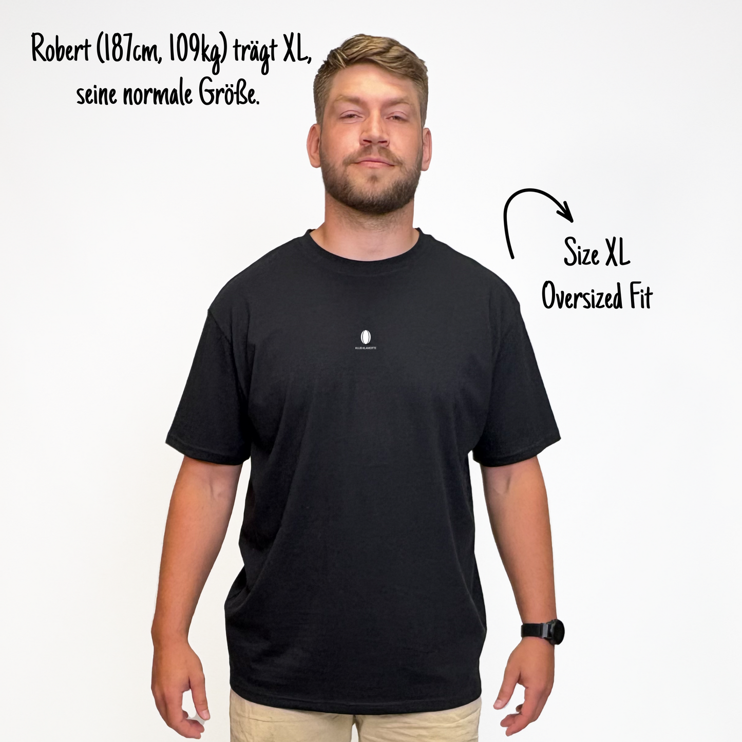 Robert (187cm, 109kg) trägt das schwarze Slow Sunday Rugy Club Tee in XL. Man sieht das Model von vorne. Das Shirt ist oversized geschnitten und hat einen kleinen Print auf der Brust: das weiße Klub Klamotte Logo.