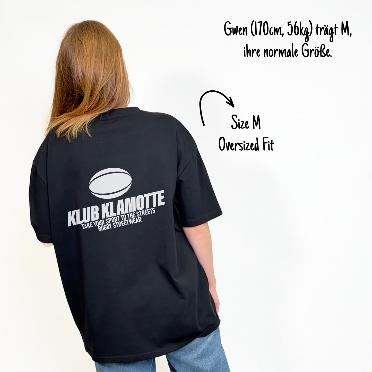 Gwen (170cm, 56kg) trägt das schwarze Klub Streets Tee in M. Man sieht das Model von hinten. Das Shirt ist oversized geschnitten und hat einen großen weißen Print auf dem Rücken: ein quer liegender Rugby Ball, darunter der Schriftzug Klub Klamotte und darunter "Take your sport to the streets, Rugby Streetwear".