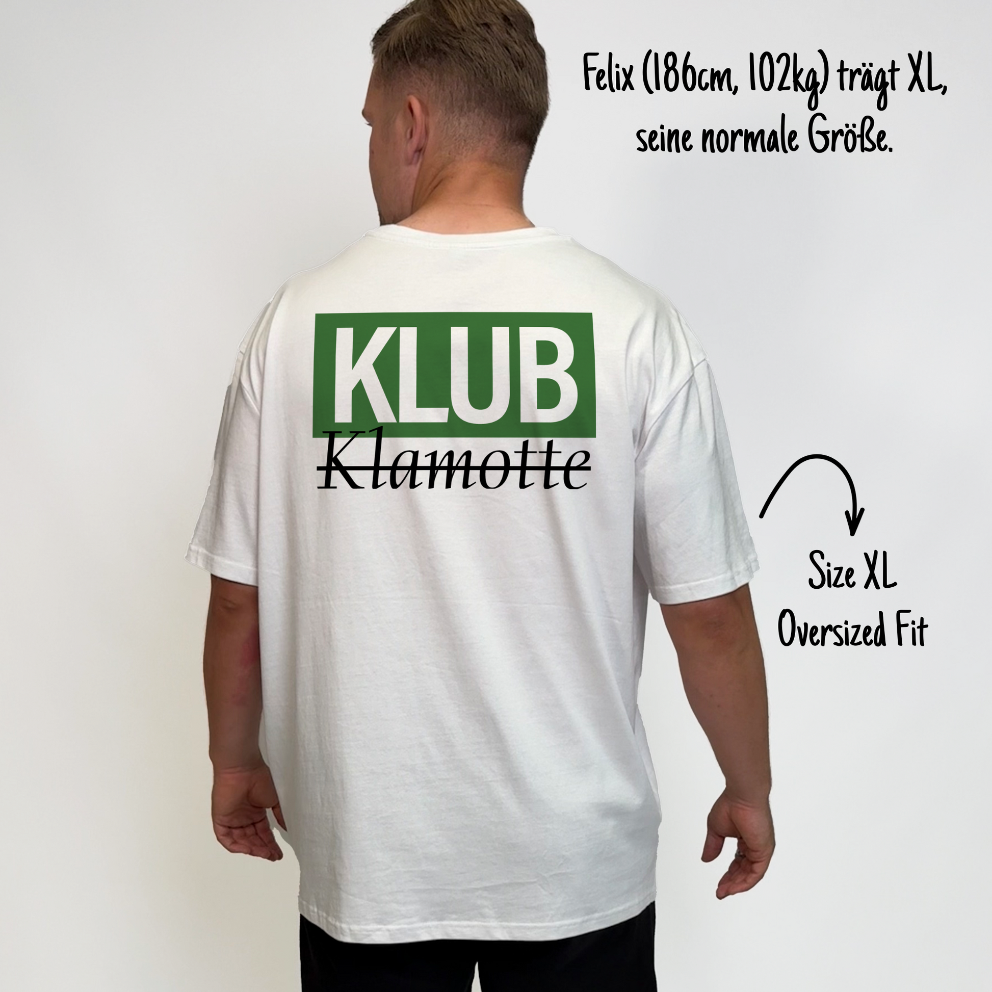 Felix (186cm, 102kg) trägt das weiße Klub Font Tee in XL. Man sieht das Model von hinten. Das Shirt ist oversized geschnitten und hat einen großen Print auf dem Rücken: Ein großes grünes Rechteck mit dem weißen Schriftzug "KLUB" und darunter in schwarzer Schrift und durchgestrichen Klamotte.
