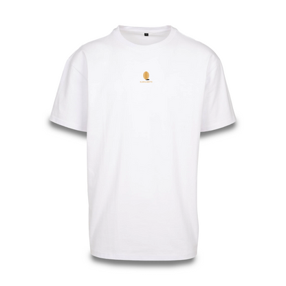 Mockup der Vorderansicht des weißen Klub Leo Tee mit sandfarbenem Print