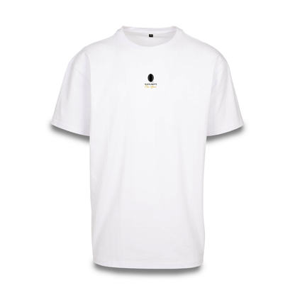 Mockup der Frontansicht des weißen Klub One League Tee mit dem Logo und dem goldenen kalligraphischen Schrift: One Sport.
