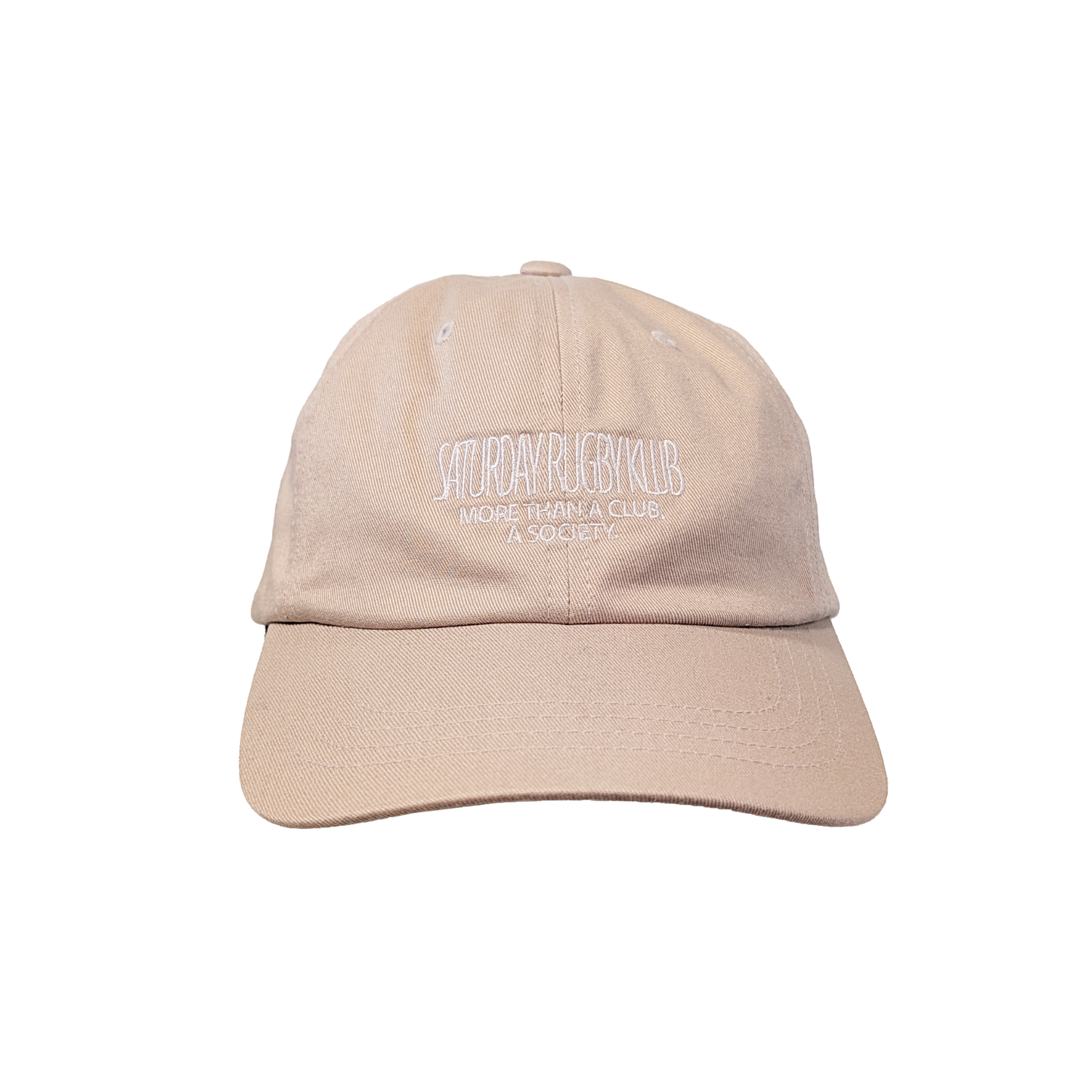 Mockup der Vorderansicht der sandfarbenen Saturday Rugby Klub Cap mit weißer Stickerei auf der Vorderseite