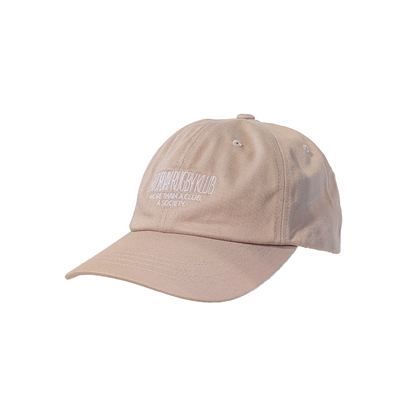 Mockup der Vorderansicht der sandfarbenen Saturday Rugby Klub Cap mit weißer Stickerei auf der Vorderseite