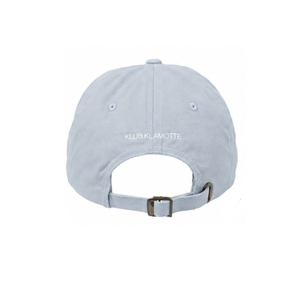 Mockup der Rückansicht der baby blau Saturday Rugby Klub Cap mit weißer „Klub Klamotte“-Stickerei und verstellbarem Metallverschluss.