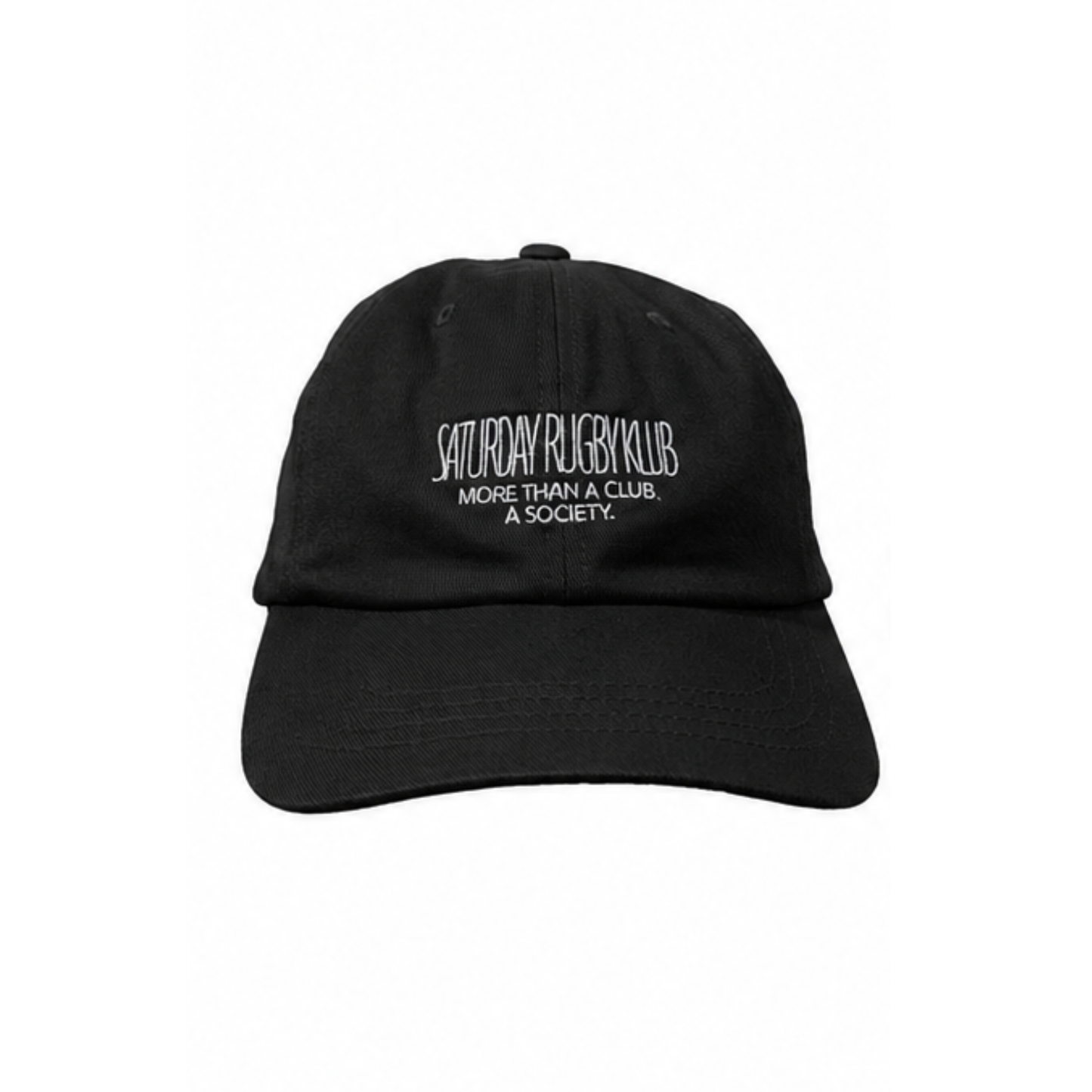 Mockup der Vorderansicht der sandfarbenen Saturday Rugby Klub Cap mit weißer Stickerei auf der Vorderseite
