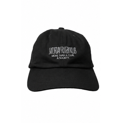 Mockup der Vorderansicht der sandfarbenen Saturday Rugby Klub Cap mit weißer Stickerei auf der Vorderseite