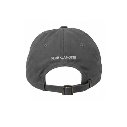 Mockup der Rückansicht der gruen Saturday Rugby Klub Cap mit weißer „Klub Klamotte“-Stickerei und verstellbarem Metallverschluss.