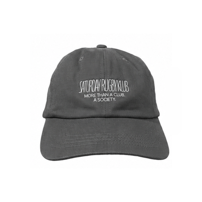 Mockup der Vorderansicht der gruen  Saturday Rugby Klub Cap mit weißer Stickerei auf der Vorderseite