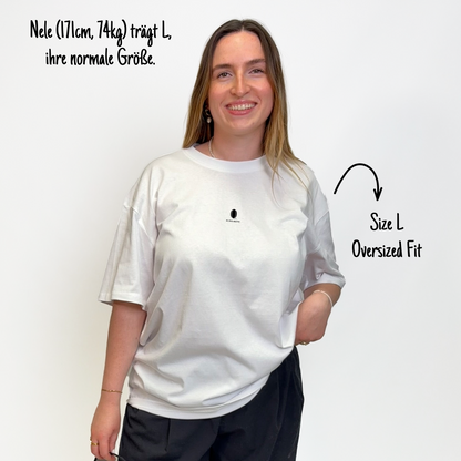 Nele (171cm, 74kg) trägt das weiße The Slow Sunday Rugby Klub Tee in L. Man sieht das Model von vorne. Das Shirt ist oversized geschnitten und hat einen kleinen Print auf der Brust: das schwarze Klub Klamotte Logo.