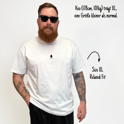 Keo (178cm, 101kg) trägt das weiße Slow Sunday Rugby Klub Tee in XL. Man sieht das Model von vorne. Das Shirt ist relaxed geschnitten und hat einen kleinen Print auf der Brust: das schwarze Klub Klamotte Logo.