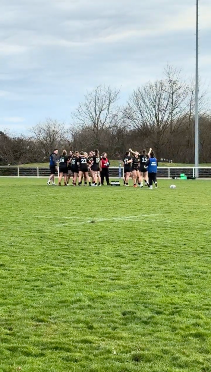 Bild der Frauen Nationalmannschaft, die sich nach dem Spiel gegen Finnland in den Armen liegen.