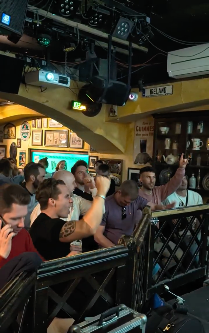 Eine Menge im Pub freut sich über einen Versuch beim Rugby.